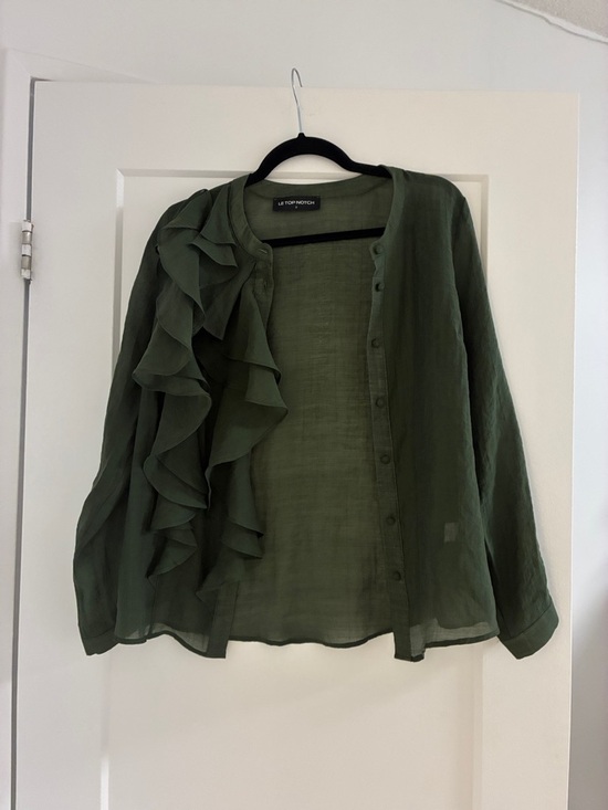 LE TOP NOTCH RUFFLE BLOUSE - Picture 2 of 5